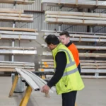 Pekerja memeriksa barang dan mengelola persediaan di gudang